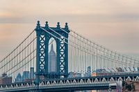 Das Empire State Building eingerahmt von der Manhattan Bridge
