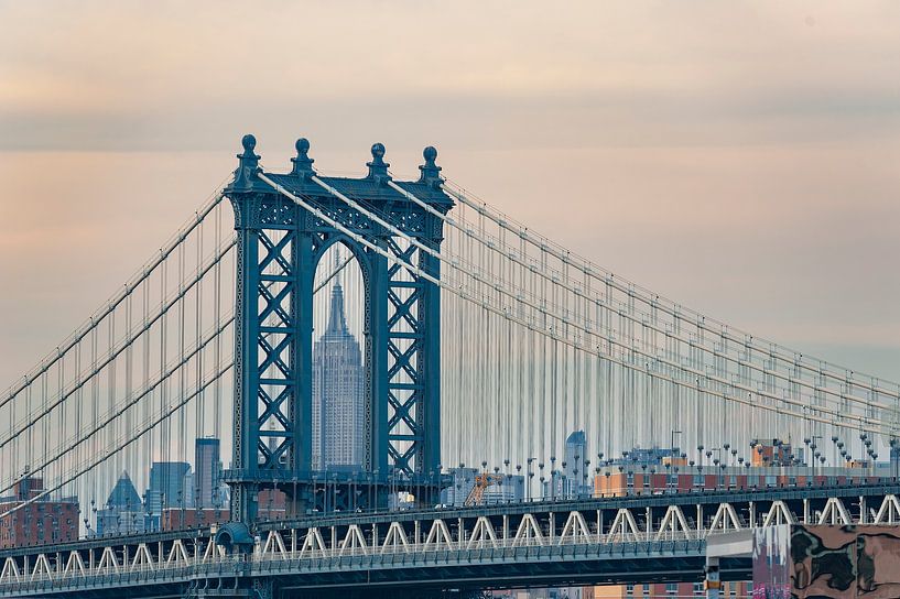 Das Empire State Building eingerahmt von der Manhattan Bridge von Carlos Charlez