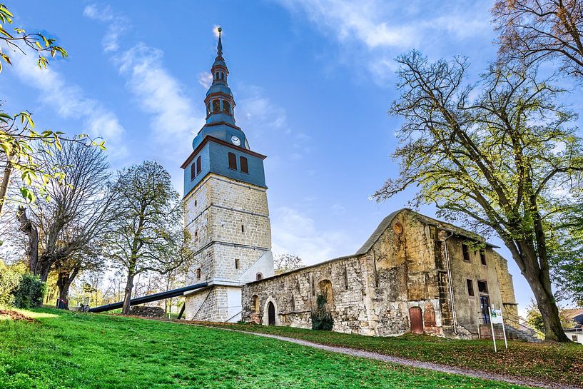 Ein Blick auf den schiefen Kirchturm von Bad Frankenhausen von Andreas Völkel