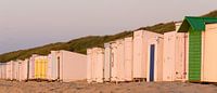 Gesloten strandcabine bij zonsondergang aan het strand van Oostkapelle, Zeeland, Holland, Nederland.