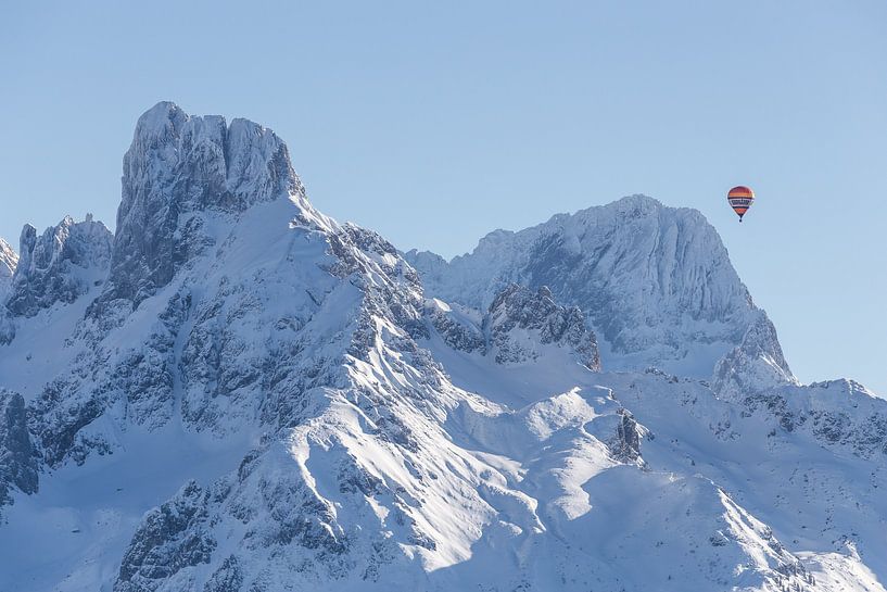 Berglandschaft &quot;Winter und einen Heißluftballon&quot; von Coen Weesjes