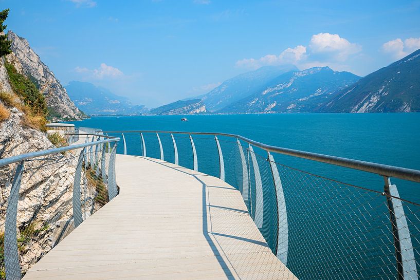 Abenteuerlicher Radweg an der Gardasee Steilküste bei Limone sul Garda. Ciclopista del Garda. von SusaZoom