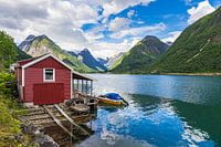 Vue sur le Fjærlandfsjord avec une cabane en bois rouge en Norvège