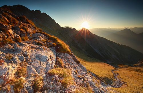 Lever de soleil dans les Alpes rocheuses sur Olha Rohulya