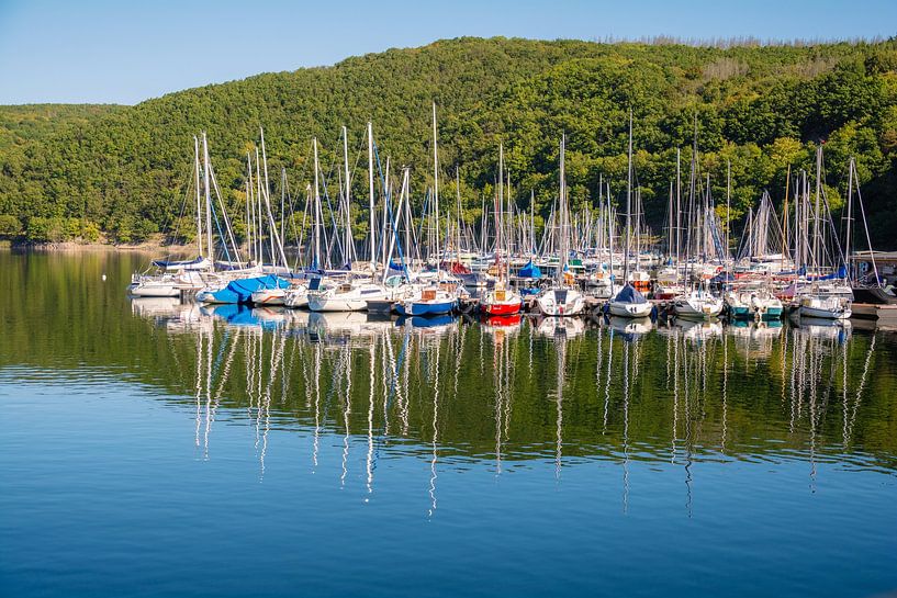 Voiliers se reflétant dans l'eau d'un lac par Lisette Rijkers