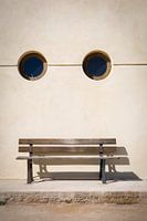 Bank mit zwei runden Fenstern wie ein Gesicht