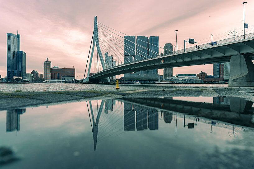 Erasmus bridge &amp; la réflexion par Inge van der Hart Fotografie