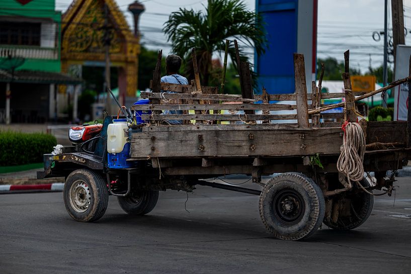 Thailändisches Landwirtschaftsfahrzeug mit Holzaufbau von Franklin Driessen