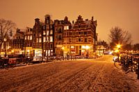 Besneeuwd Amsterdam in de jordaan bij nacht