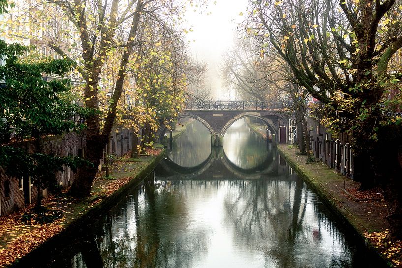 Oudegracht with the Hamburgerbrug in Utrecht on a misty November morning by André Blom Fotografie Utrecht