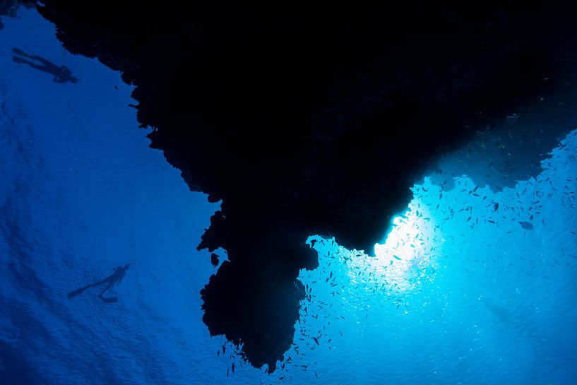 Silhouette de récif avec des apnéistes par Eric van Riet Paap