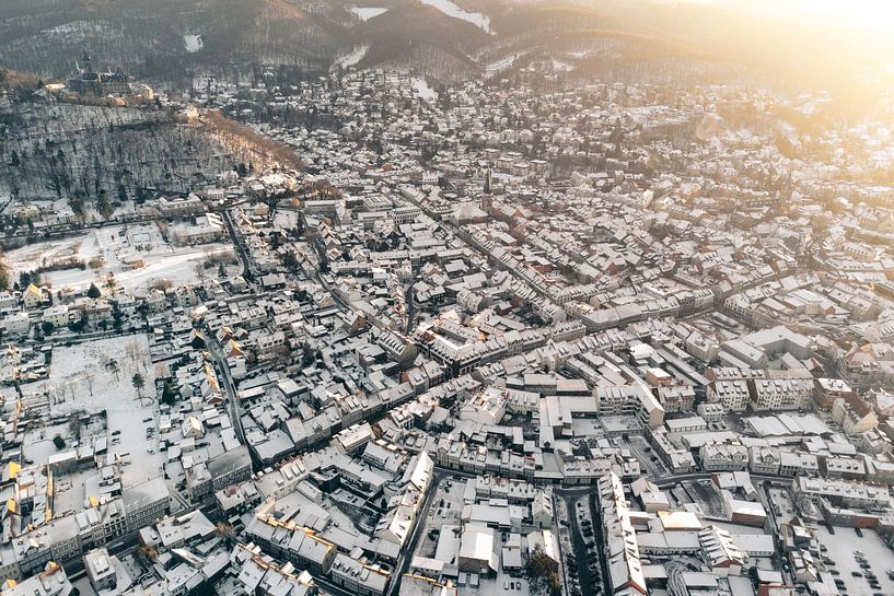 Wernigerode mit Schloss im Schnee von Oliver Henze