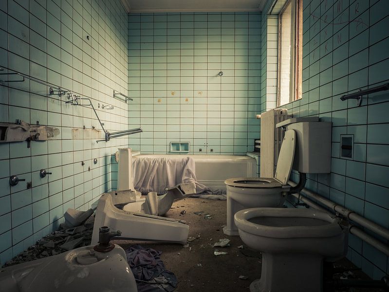 Badkamer in Vervallen Villa van Art By Dominic