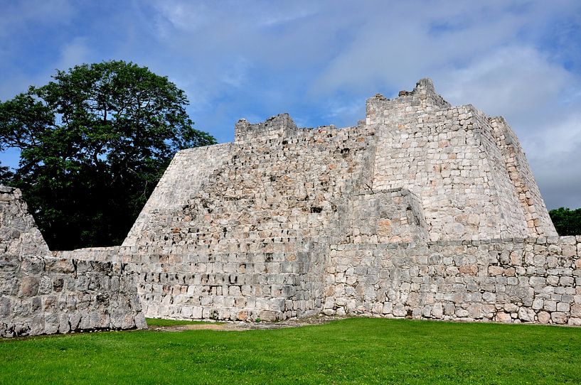 Edzná, the majestic Mayan city in the middle of the jungle by Frank Photos