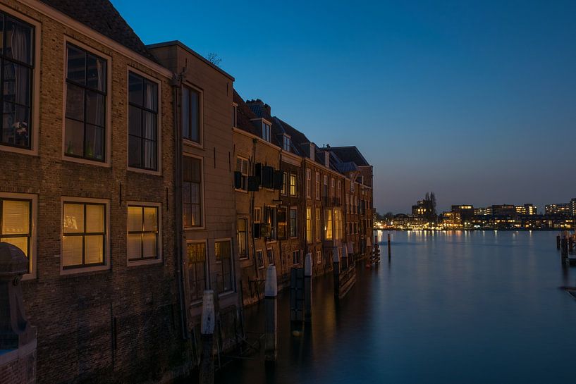 Beaux bâtiments portuaires anciens sur le front de mer à Dordrecht par Patrick Verhoef