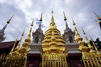 Goldene Pracht der Weisheit: Ein bezauberndes Foto zeigt die ruhige Schönheit des Wat Phra Singh in Chiang Mai, wo Lanna-Architektur, buddhistische Symbolik und friedliche Atmosphäre miteinander verschmelzen