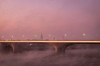 Waalbrücke bei Nimwegen mit St. Stevenskerk im Frühnebel