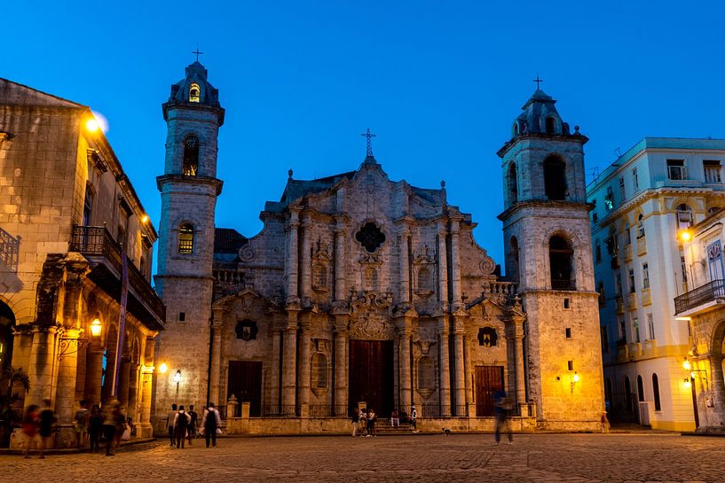 Plaza de la Catedral et cathédrale dans la vieille ville de La Havane Cuba de nuit par Dieter Walther