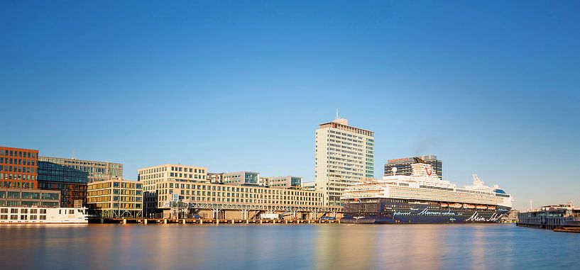 Kreuzfahrtschiff im Hafen von Amsterdam von Edith Albuschat