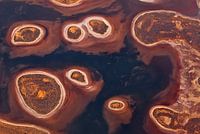 Kreisförmige Muster in der Landschaft der Aborigines, Feuchter Salzsee in Zentralaustralien am Lake Amadeus auf dem Weg zum Uluru (Ayers Rock)