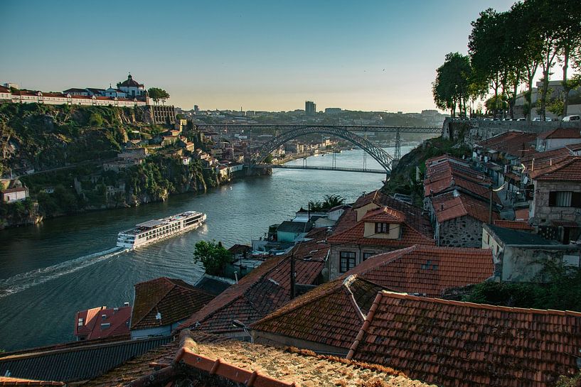 Lumière du soir sur Porto - vue sur l'emblématique pont Dom Luís I par NZME Photography