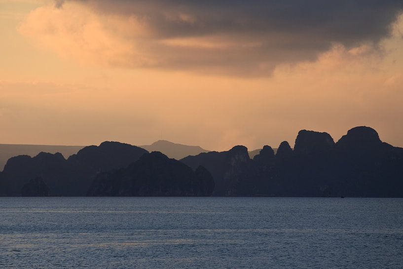 Coucher de soleil dans la baie d'Halong au Vietnam par Wanda Boeije