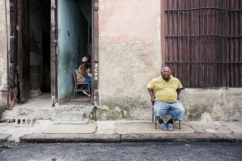 Kubanischer Mann vor seinem Haus in Havanna, Kuba von Tjeerd Kruse