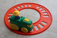 Spielzeugeisenbahn mit Zug auf der Schiene