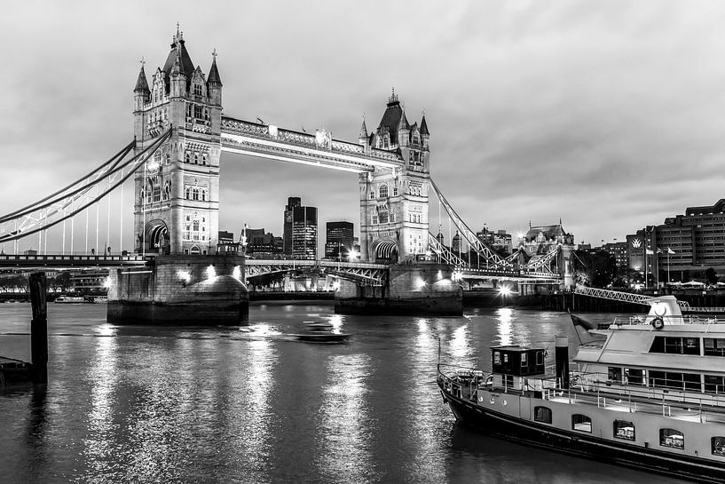 Tower Bridge à Londres / noir et blanc par Werner Dieterich