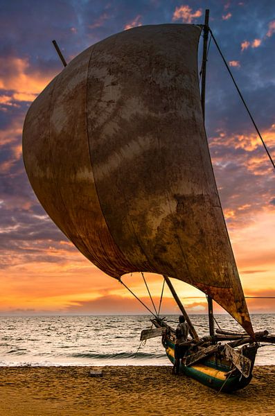 Zonsondergang achter zeilboot van Dieter Walther