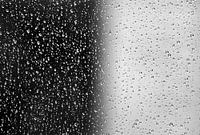 Regentropfen schwarz und weiß