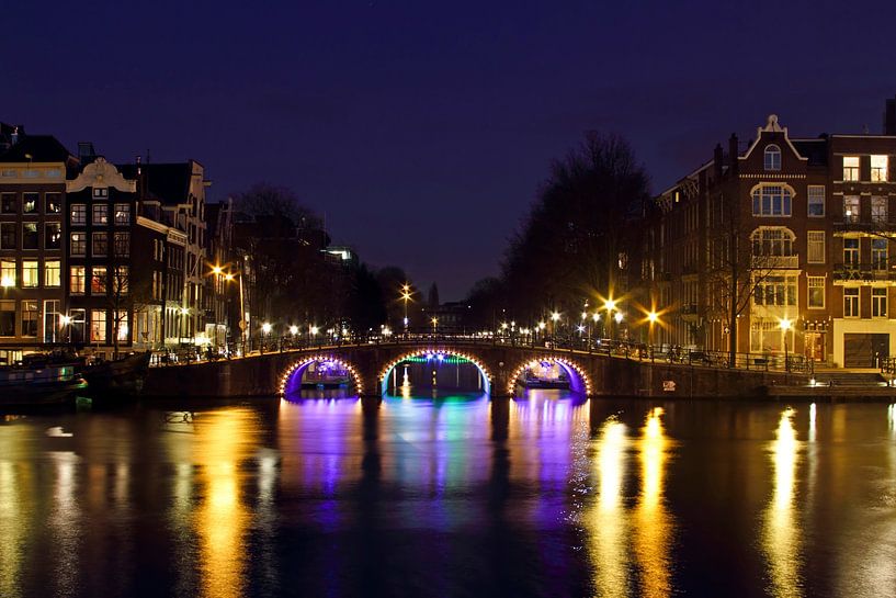 Beleuchtete Brücke über den Fluss Amstel in Amsterdam von Eye on You