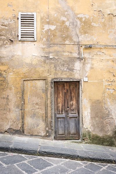 Hölzerne Haustür und eine gelbe Wand in Florenz von Photolovers reisfotografie