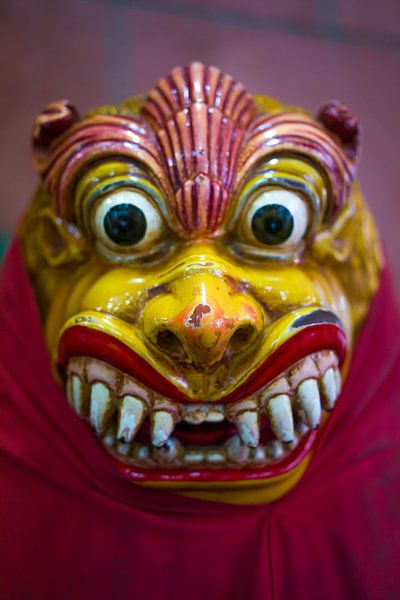 Mask in the temple van Arkadiusz Kurnicki