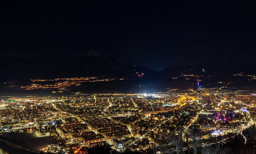 Blick auf die Stadt Innsbruck in Österreich Tirol bei Nacht von Animaflora PicsStock
