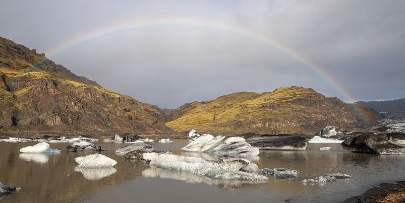Arc-en-ciel au-dessus du lac glaciaire Sólheimajökull par Albert Mendelewski