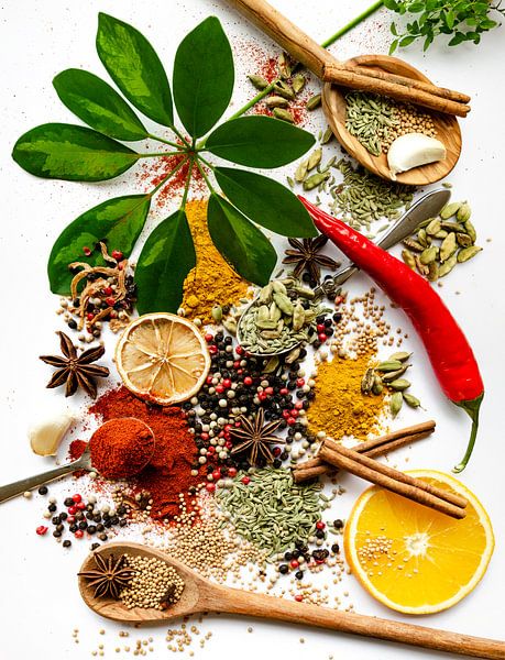 Verzameling van Specerijen en Kruiden op olijfhouten lepels | Flat Lay Fotografie van RB-Photography