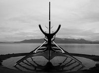 Œuvre d'art symétrique près de Reykjavik