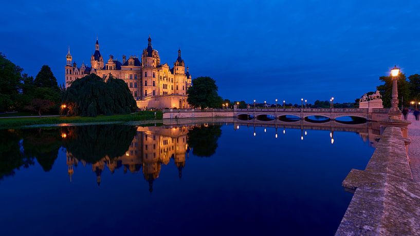 Abendaufnahme des romantischen Schweriner Schlosses von Jenco van Zalk