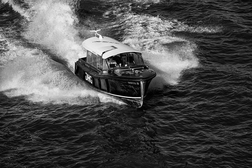 Black-and-white photo of the water taxi in Rotterdam by Mark De Rooij