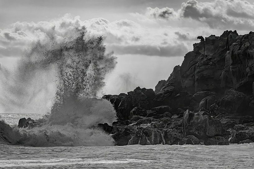 Les majestueuses vagues de l'océan s'écrasent sur les rochers par Heiko Meier