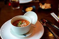 Frische vegetarische Tomatensuppe in einem Restaurant