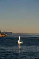 Voilier en mer à l'heure dorée près de Vancouver