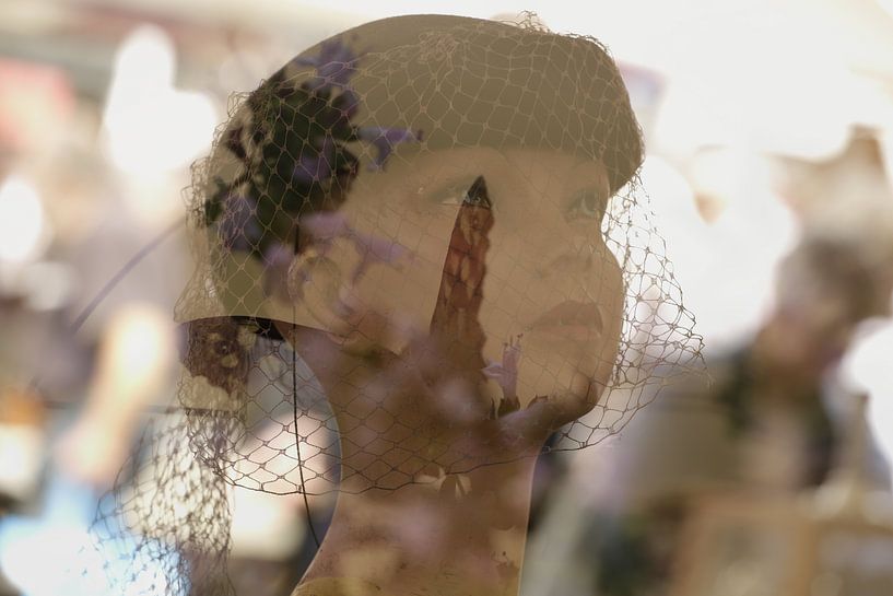 Hauptmannequin mit Schmetterling von Cora Unk