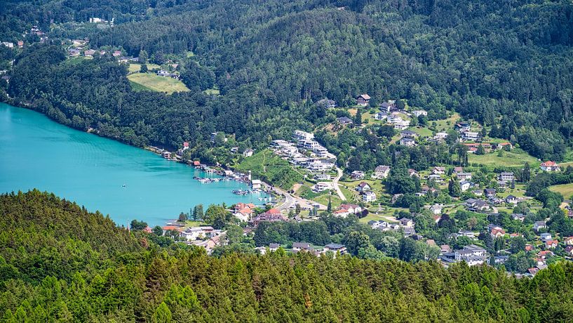 Ein Blick vom Pyramidenkogel-Aussichtsturm am Wörthersee von Andreas Völkel