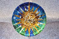 Mosaïques rondes de Gaudi au plafond du parc Guell de Barcelone