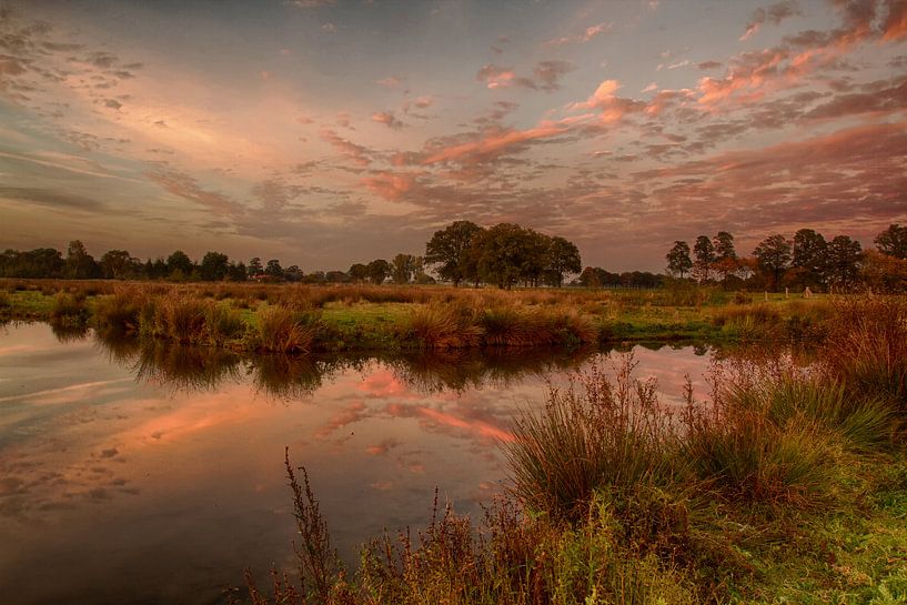 Des nuages colorés qui se reflètent dans l'eau par Tom Kruissink