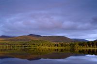 Wolkendecke über einem See in Schottland