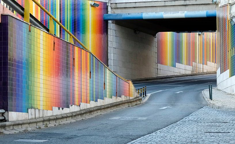 Route avec décoration aux couleurs de l'arc-en-ciel par Lensw0rld