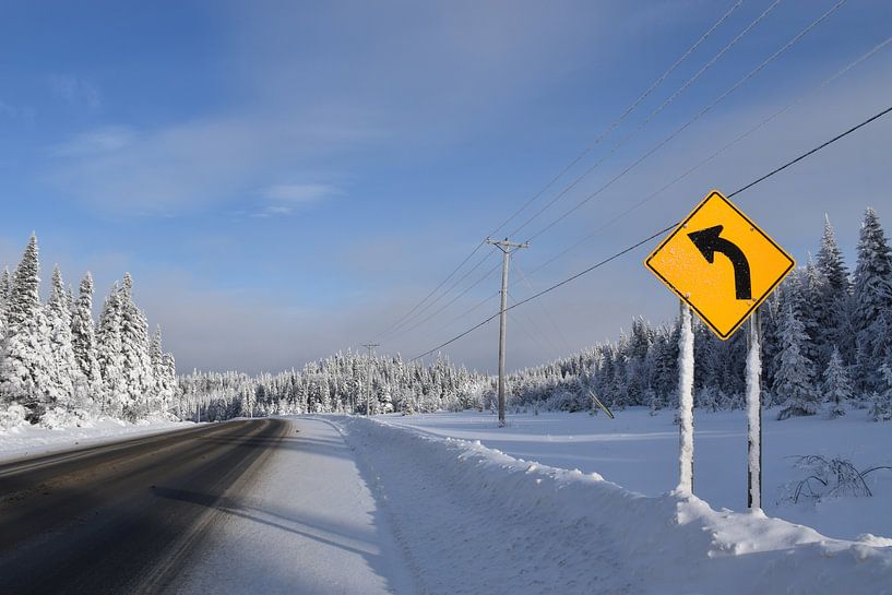 Eine verlassene Straße im Winter von Claude Laprise